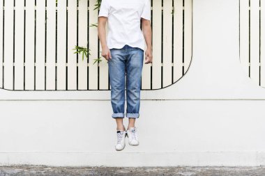 adam binanın önünde atlama