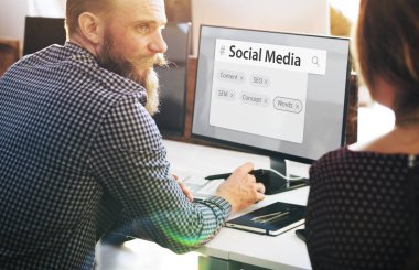 Bilgisayarda çalışan iş adamı