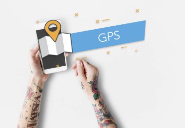 Akıllı telefon kullanan dövmeli kişi.