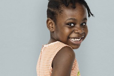 küçük kız gülümseyerek