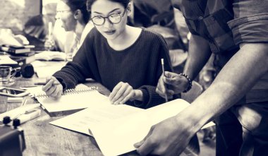 birlikte çalışan arkadaşlar öğrenciler