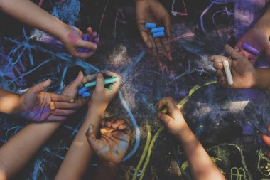 Tebeşir ile asfalt üzerinde çizim çocuklar