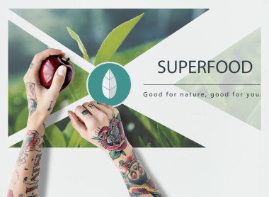 Dövmeli kişi holding elma. 