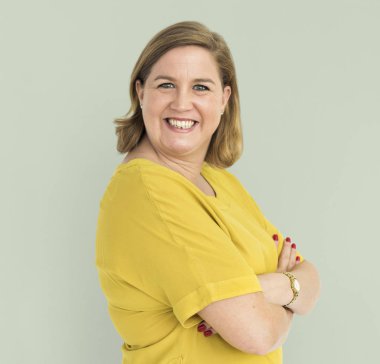 Beyaz Olgun kadın gülümsüyor