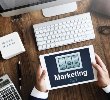 Dijital tablet kullanan işadamı