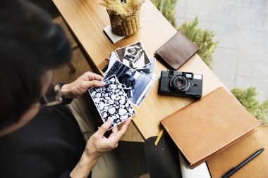 Genç fotoğrafçı fotoğraf için arıyorsunuz