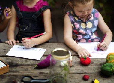 Resim dersinde çizim anaokulu 