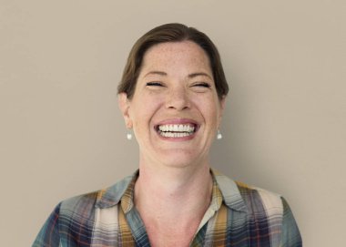 Olgun kadın gülümsüyor 