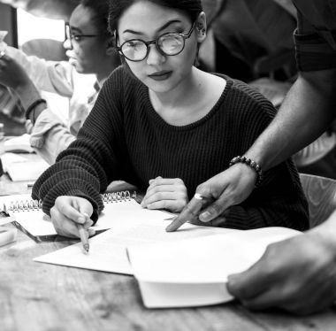 birlikte çalışan arkadaşlar öğrenciler