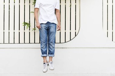 adam binanın önünde atlama