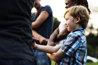 İnsanlar birlikte elele