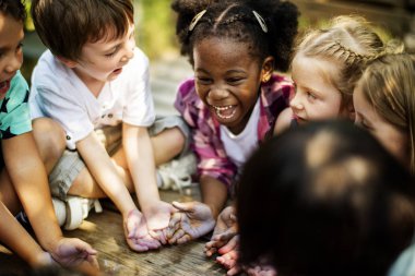 mutlu küçük gülümseyen çocuklar