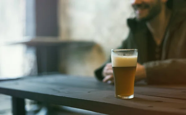 Handsome guy drinking beer — Stock Photo, Image