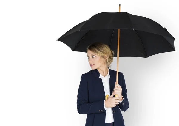 Empresaria sosteniendo paraguas negro — Foto de Stock