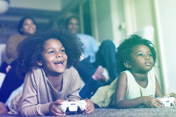 Familie spelen van videospellen — Stockfoto