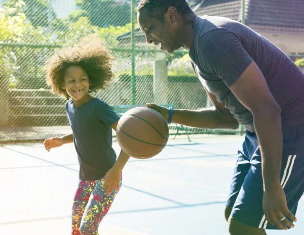 Vader spelen basketbal met dochter — Stockfoto