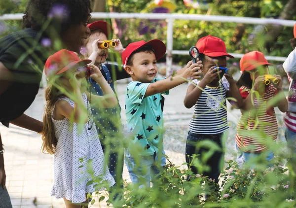 Leerkracht en kinderen leren ecologie — Stockfoto