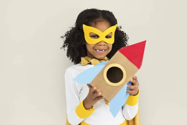 Menina segurando óculos de papel — Fotografia de Stock