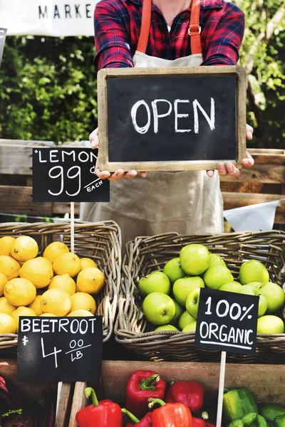 Greengrocer vende productos agrícolas ecológicos — Foto de Stock