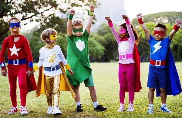 Superhelden-Kinder spielen zusammen — Stockfoto