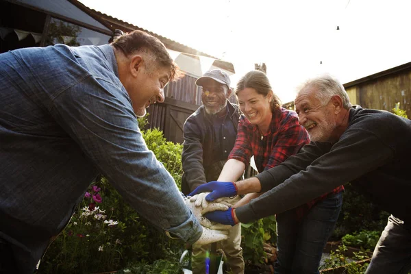 Persone accatastamento mani — Foto Stock