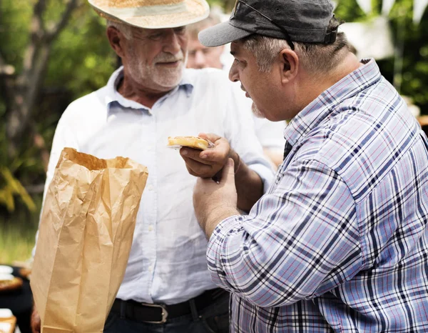 Persone al festival gastronomico locale — Foto Stock