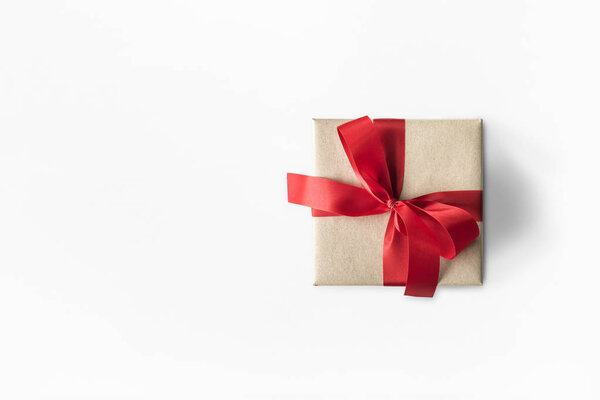 Завернутый в подарок красной лентой
