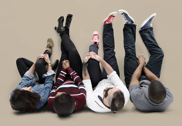 Mensen zitten op de vloer — Stockfoto