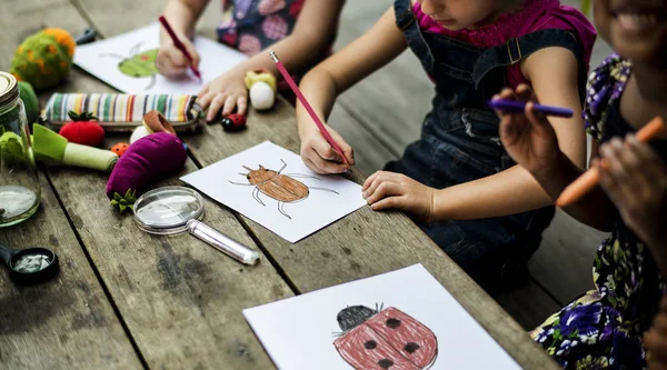 Jardim de infância desenho em aula de arte — Fotografia de Stock