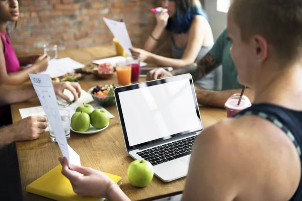 Fitness jovens adultos em reunião — Fotografia de Stock