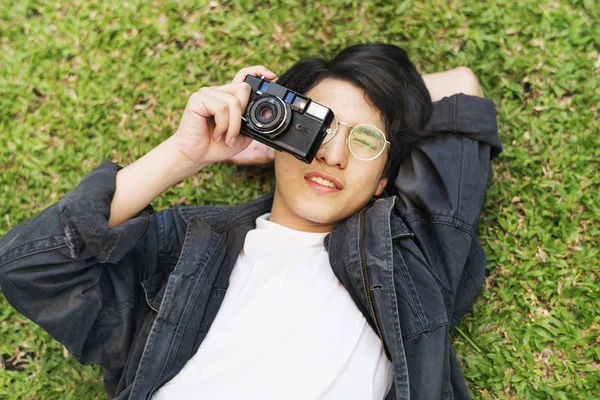 Asiatische junge taking Foto mit Kamera — Stockfoto