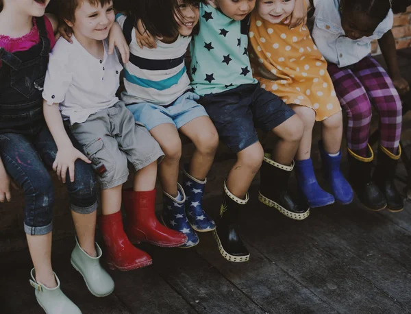 Kindergartenkinder sitzen und lächeln — Stockfoto