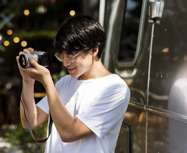 Ásia menino tomando foto com câmara — Fotografia de Stock