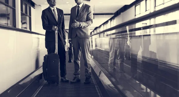 Les hommes d'affaires voyagent avec des bagages — Photo