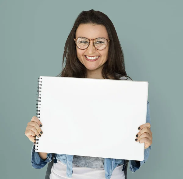 Sorrindo mulher segurando em branco Placard — Fotografia de Stock