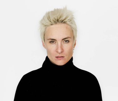  Bir siyah elbise bakarak sarışın kadınla