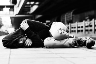 Sokakta uyuyan evsiz bir adam