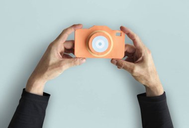 İnsan eli kamera tutarak