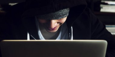dizüstü bilgisayar kullanarak siyah hoodie çocukta