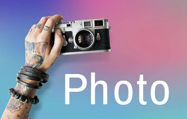 Getatoeëerde persoon bedrijf camera — Stockfoto