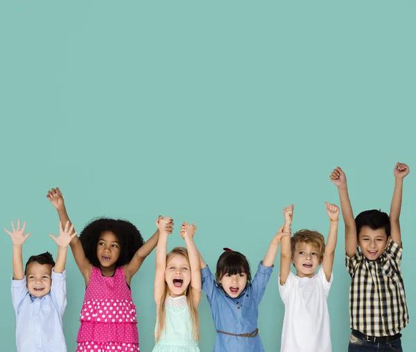 Bambini che si tengono per mano — Foto Stock