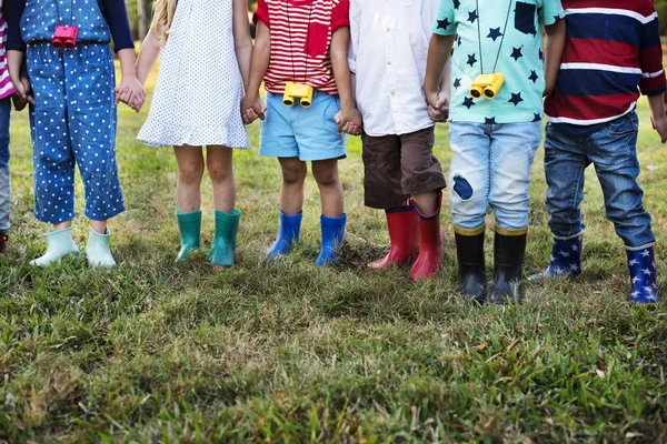 Gruppen för schoolkids stå och hålla händerna — Stockfoto