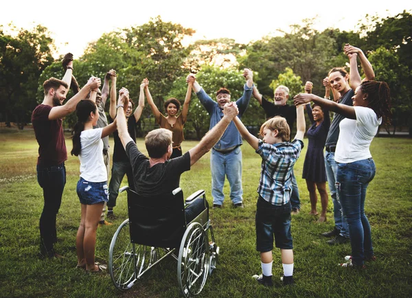 Personas cogidas de la mano — Foto de Stock