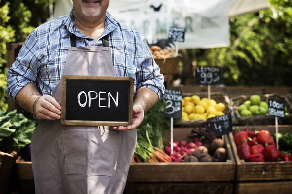 Greengrocer che vende prodotti agricoli biologici — Foto Stock