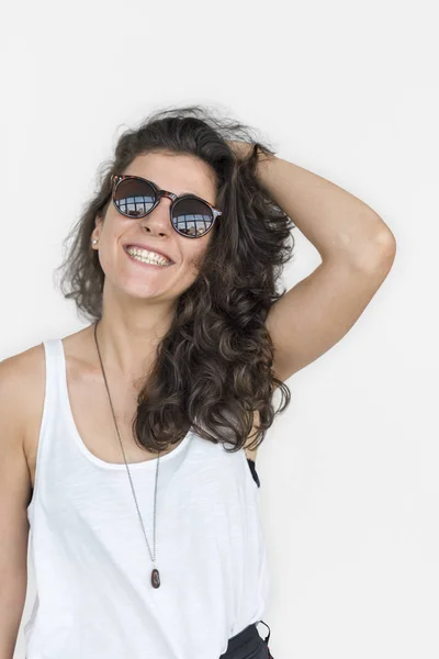 Usmívající se žena v sluneční brýle — Stock fotografie
