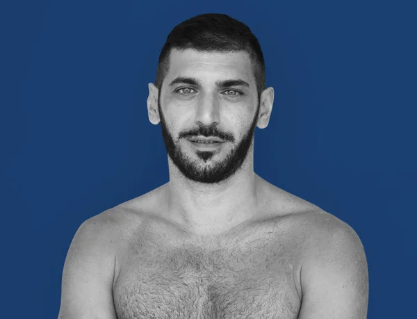Молодой кавказский мужчина без рубашки — стоковое фото