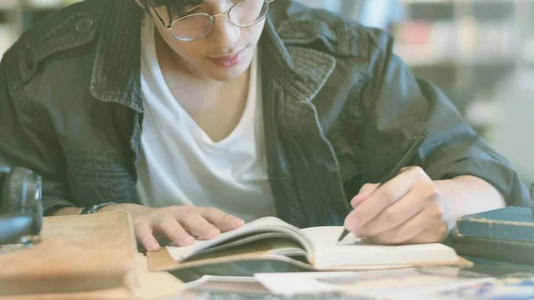 Diák fiú írásban notebook — Stock Fotó