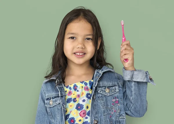 Küçük kız holding diş fırçası — Stok fotoğraf