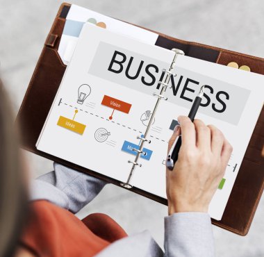 İş kadını not alıyor.