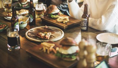 Farklı insanlar Pub asmak 